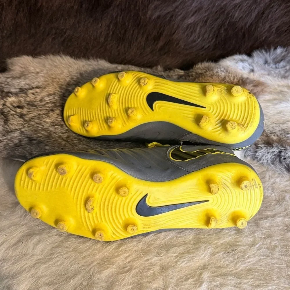 Gray and Yellow Athletic Sneakers 5.5 (BK7)